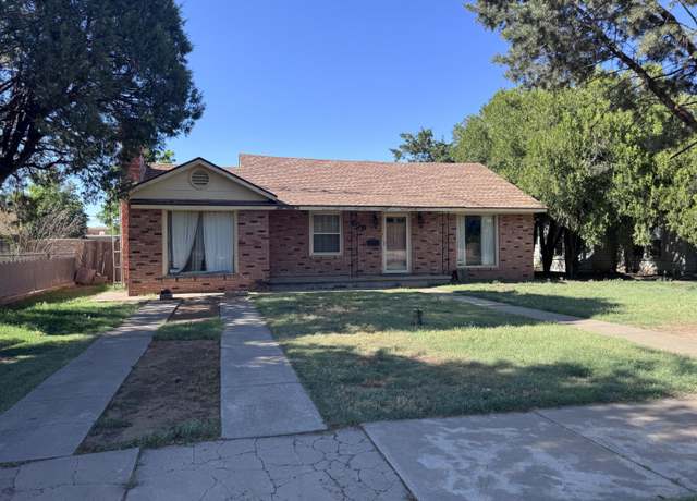 Property at 808 W 11th, Plainview, TX 79072, 3 beds, 2 baths