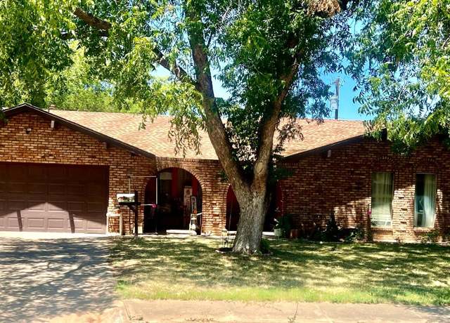 Property at 1901 Jefferson Dr, Plainview, TX 79072, 3 beds, 2 baths