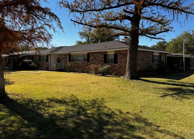 Property at 1209 Garland, Plainview, TX 79072, 3 beds, 2 baths