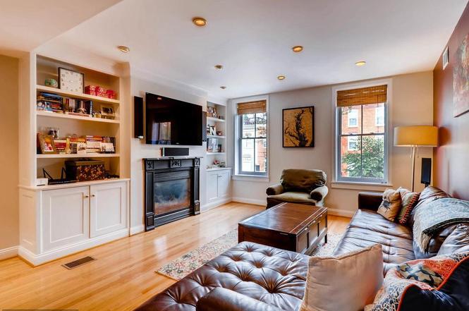 「覗くモノ」 2215 Essex St, Baltimore, MD 21231 | Redfin