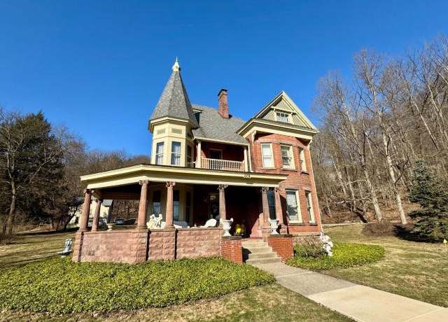 Property at 609 Market St, Warren, PA 16365, 3 beds, 2.5 baths