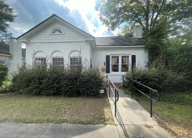 Property at 600 1st St St SE, Moultrie, GA 31768, 4 beds, 2.5 baths