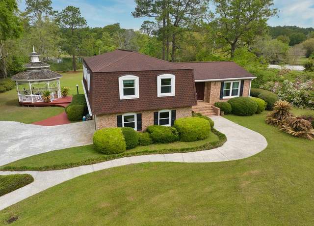 Property at 304 Clubview Dr, Moultrie, GA 31768, 4 beds, 2.5 baths