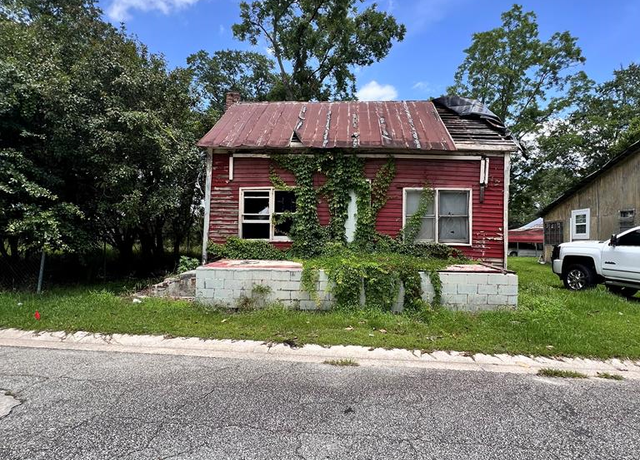 Property at 614 2nd St NW, Moultrie, GA 31768, 2 beds, 1 bath