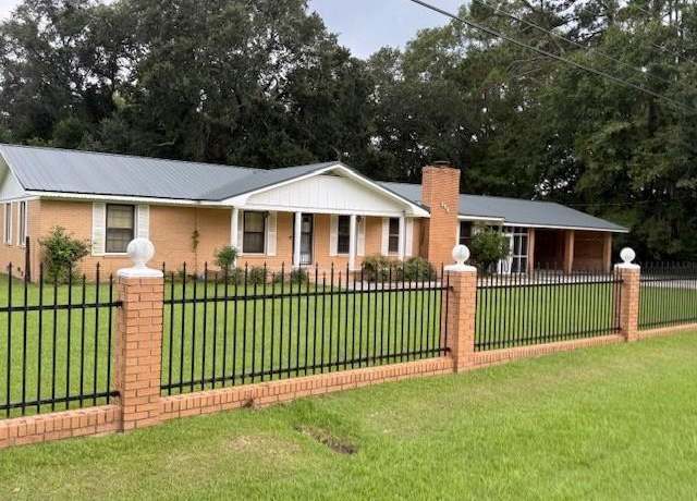 Property at 152 Lindale Ave, Moultrie, GA 31788, 3 beds, 2.5 baths