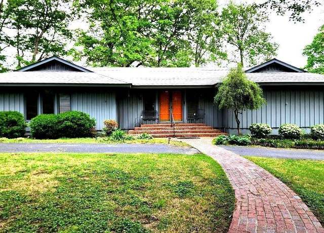 Property at 142 Glenwood Dr, Martin, TN 38237, 3 beds, 2 baths