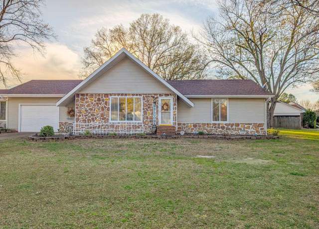 Property at 124 Cherokee Dr, Martin, TN 38237, 3 beds, 2 baths