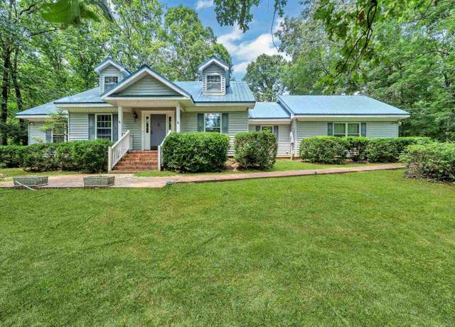 Property at 1300 Country Club Dr, Union Point, GA 30069, 3 beds, 4.5 baths