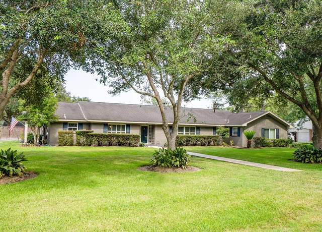 Property at 1805 Bayou Dr, Bay City, TX 77414, 5 beds, 3.5 baths