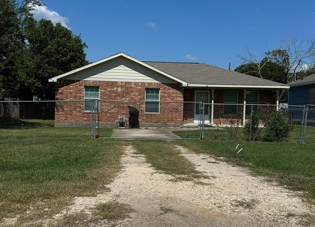 Property at 1012 Lucas Ave, Palacios, TX 77465, 3 beds, 2 baths