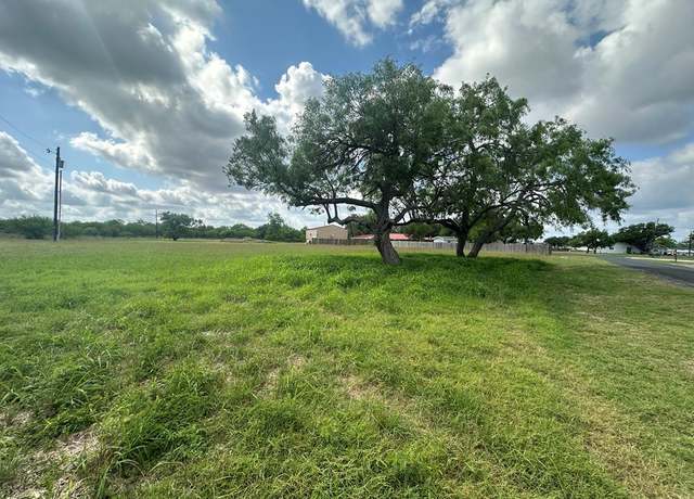 Property at 136 N Harbor Cir, Mathis, TX 78368
