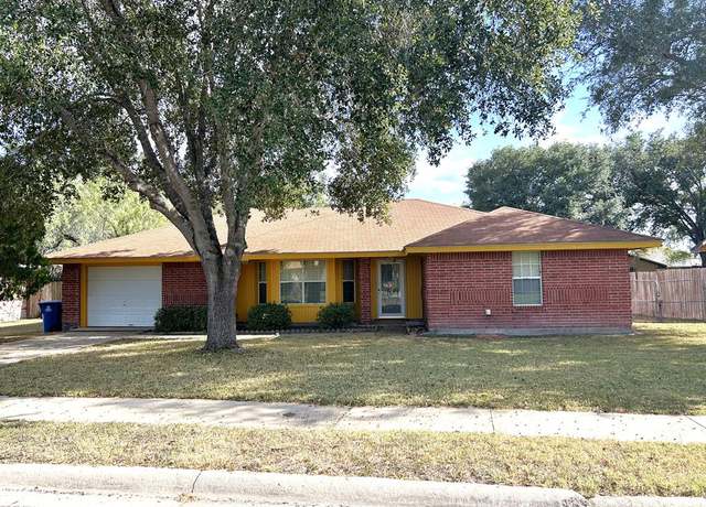 Property at 1304 Yosemite Dr, Beeville, TX 78102, 3 beds, 2 baths