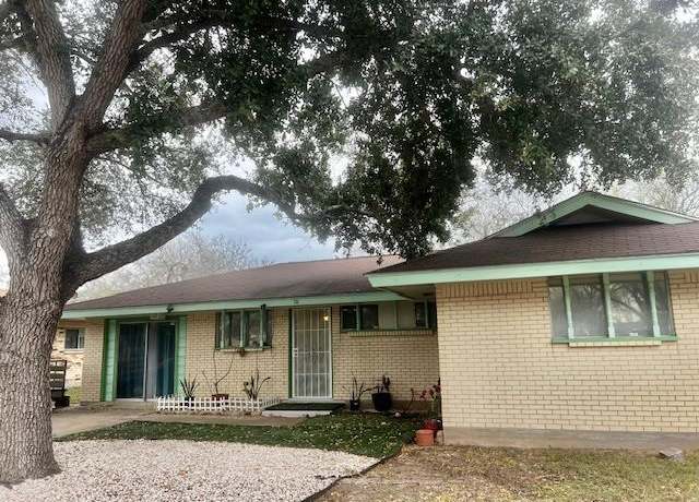 Property at 711 Garner Dr, Beeville, TX 78102, 3 beds, 2 baths