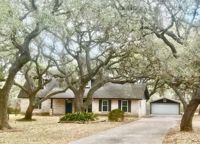 Property at 254 Oakhill Dr, Beeville, TX 78102, 3 beds, 2 baths