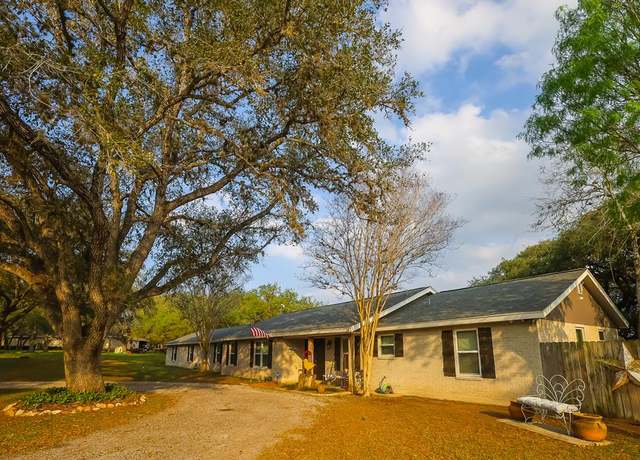 Property at 4 Encino Loma, Beeville, TX 78102, 4 beds, 3 baths