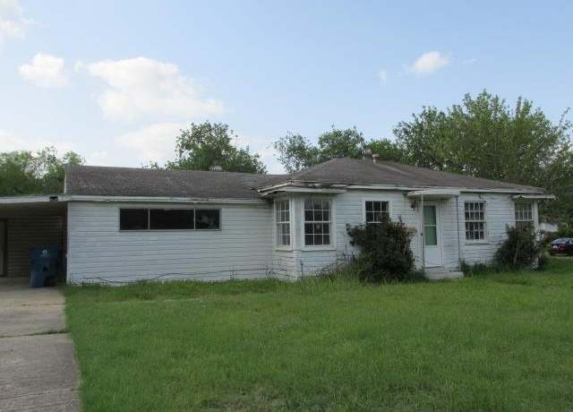 Property at 411 E Hutchinson St, Beeville, TX 78102, 3 beds, 2 baths