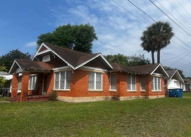 Property at 511 E Corpus Christi St, Beeville, TX 78102, 3 beds, 1.5 baths