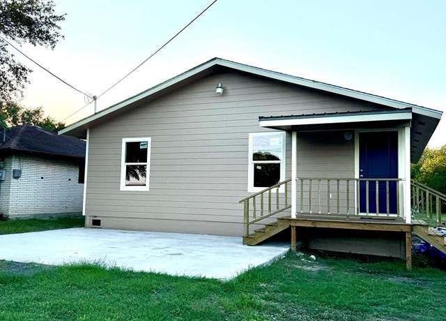 Property at 806 W Powell, Beeville, TX 78102, 3 beds, 2 baths
