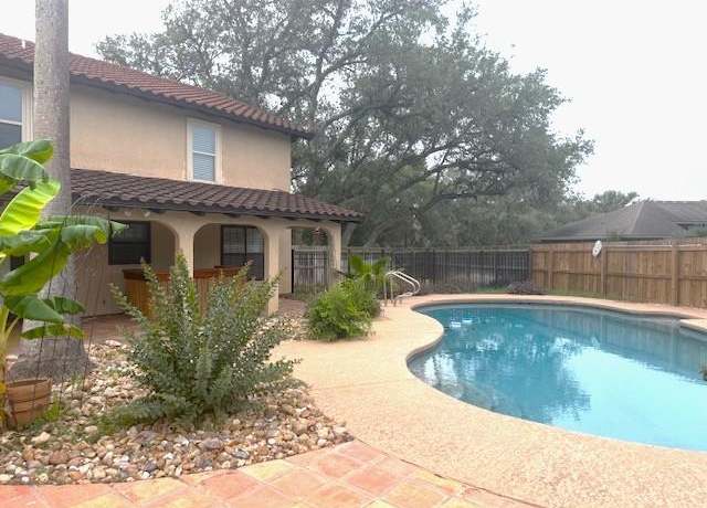 Property at 19 Windridge, Beeville, TX 78102, 4 beds, 3.5 baths