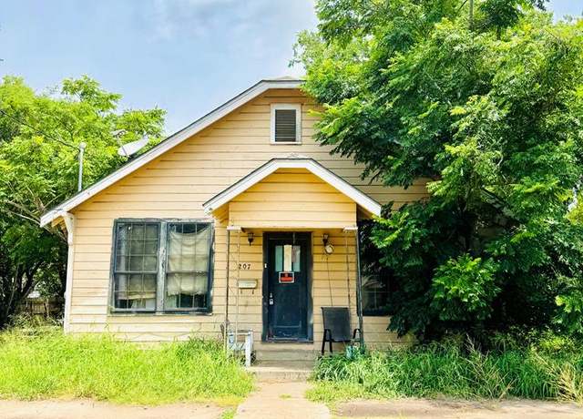 Property at 207 E Huntington St, Beeville, TX 78102, 3 beds, 1 bath