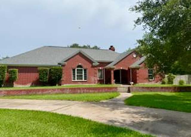 Property at 158 W Dial Dr, Beeville, TX 78012, 3 beds, 2.5 baths