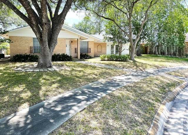 Property at 1403 Kingfisher Dr, Beeville, TX 78102, 3 beds, 2 baths