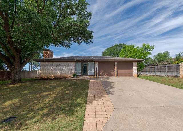 Property at 1805 Lakeview Dr, Sweetwater, TX, 3 beds, 2 baths