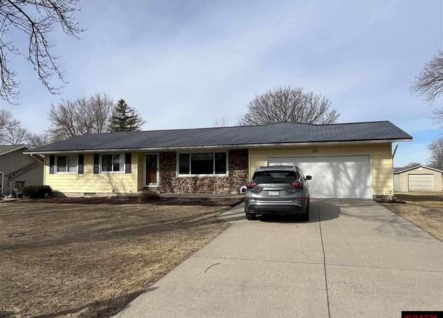 Property at 1017 N 3rd Street St, St. James, MN 56081, 4 beds, 3 baths