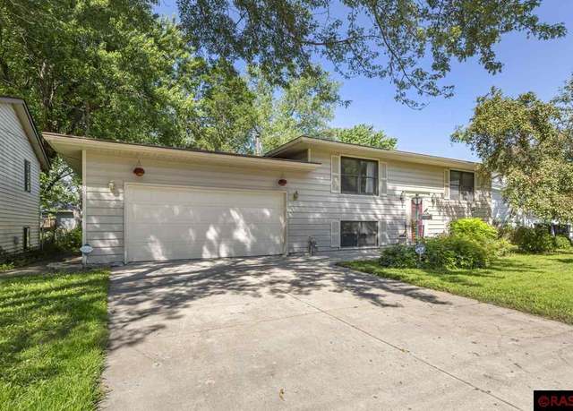 Property at 215 James Ave, Mankato, MN 56001, 4 beds, 2 baths