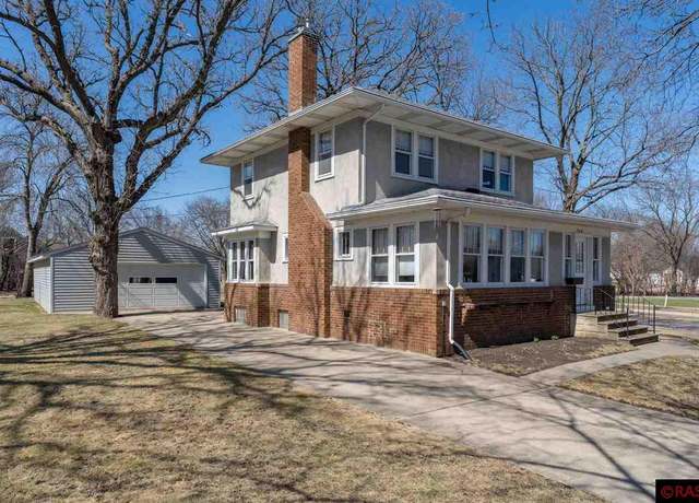 Property at 904 Owatonna St, Mankato, MN 56001, 3 beds, 2 baths