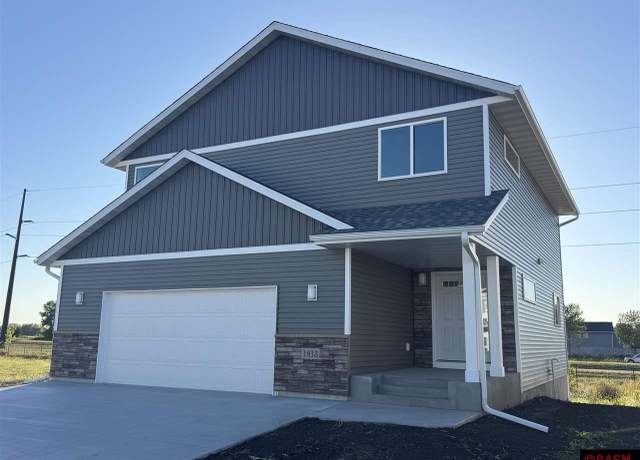 Property at 1813 Bluestem Dr, Mankato, MN 56001, 3 beds, 2.5 baths