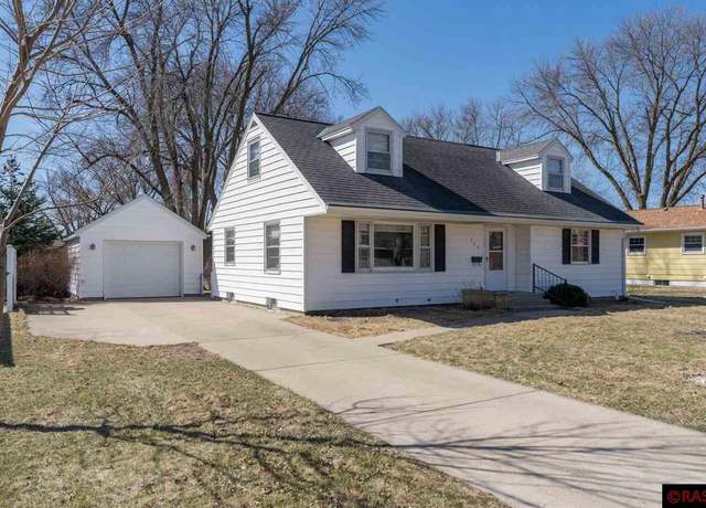 Property at 205 Capital Dr, Mankato, MN 56001, 4 beds, 1.5 baths