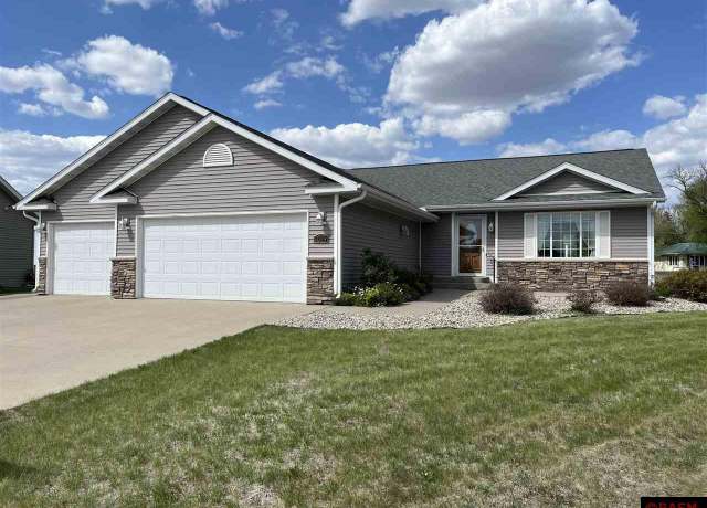 Property at 1019 Westwood Dr Dr, St. James, MN 56081, 3 beds, 3 baths