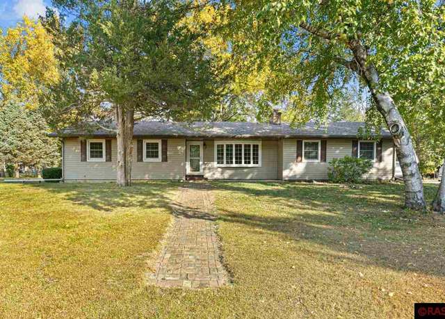 Property at 1614 Lesueur Ave, Mankato, MN 56001, 3 beds, 2.5 baths