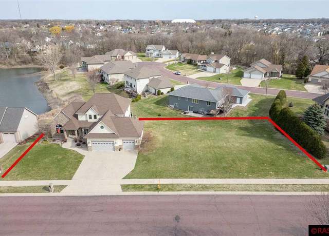 Property at 112 Rosewood Dr, Mankato, MN 56001, 5 beds, 3.5 baths