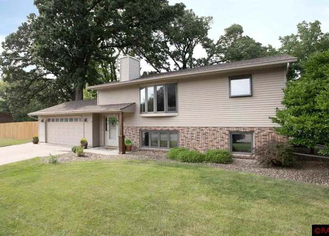 Property at 4 Woodland Dr, New Ulm, MN 56073, 4 beds, 2 baths