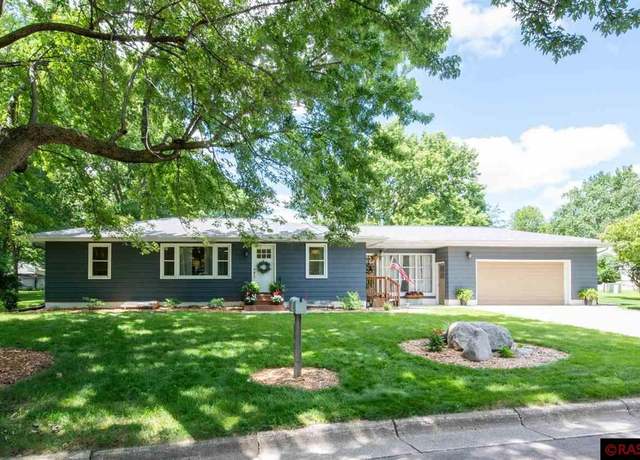 Property at 494 Swift St, St. Peter, MN 56082, 4 beds, 3 baths