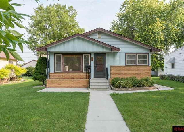 Property at 220 Belle Ave, Mankato, MN 56001, 3 beds, 2 baths