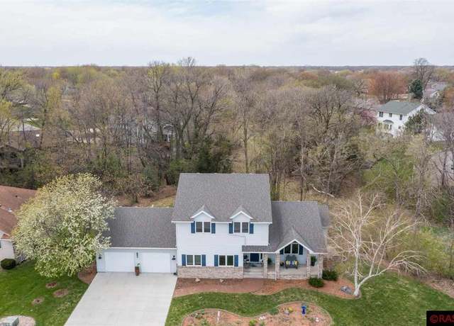 Property at 1749 Pleasant View Dr, North Mankato, MN 56003, 4 beds, 3 baths