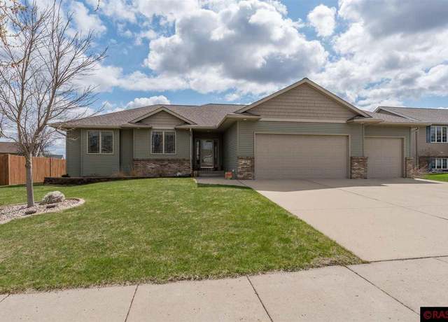 Property at 313 Inverness Dr, Mankato, MN 56001, 5 beds, 3 baths