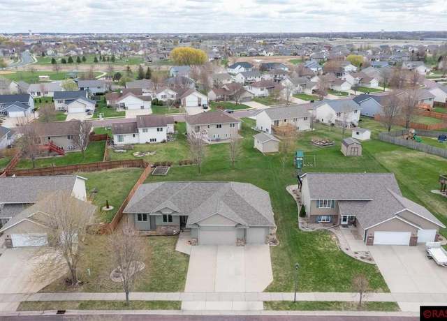 Property at 313 Inverness Dr, Mankato, MN 56001, 5 beds, 3 baths