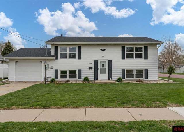 Property at 1218 Fair St, Mankato, MN 56001, 4 beds, 2 baths