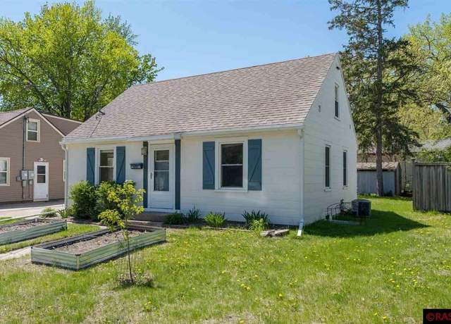 Property at 939 Center St, North Mankato, MN 56003, 3 beds, 1 bath