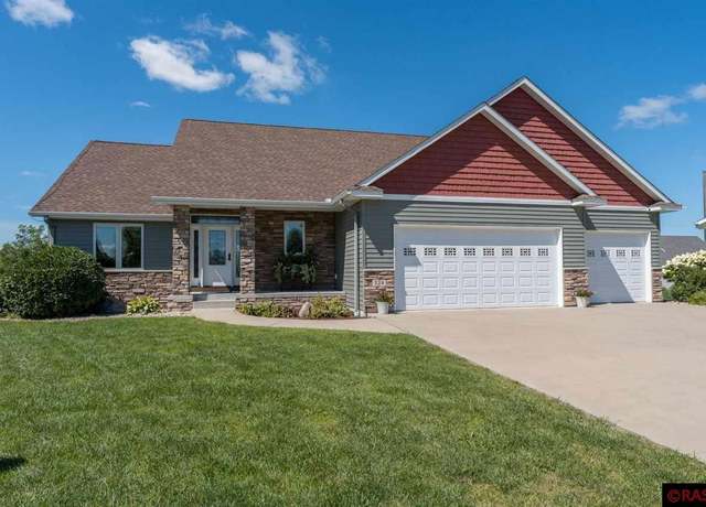 Property at 124 Sakatah Ln, Mankato, MN 56001, 5 beds, 3 baths