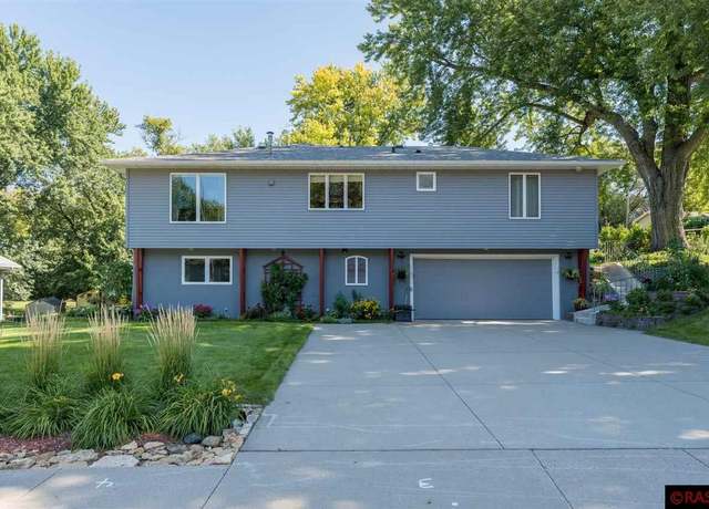 Property at 1040 Stoltzman Rd, Mankato, MN 56001, 3 beds, 2 baths