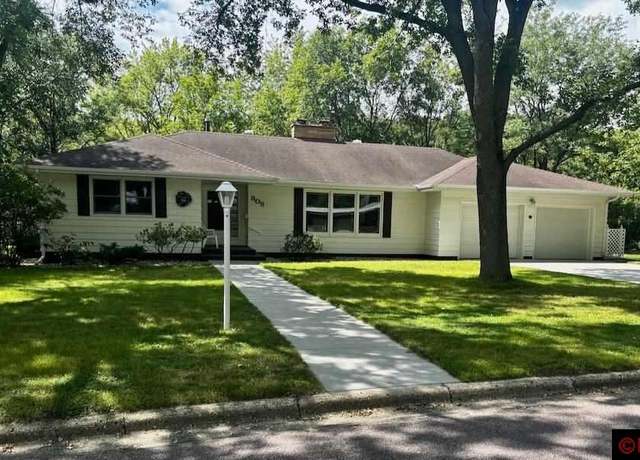 Property at 808 Austin Dr, St. Peter, MN 56082, 3 beds, 2 baths