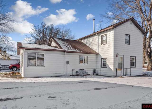 Property at 16 SE 5th St, Madelia, MN 56062, 3 beds, 1 bath