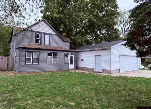 Property at 1035 E Main St, Mankato, MN 56001, 3 beds, 2 baths