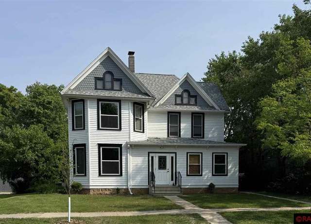 Property at 416 State St St, Mankato, MN 56001, 4 beds, 2 baths