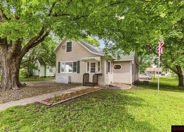 Property at 912 State st St N, Waseca, MN 56093, 3 beds, 1 bath